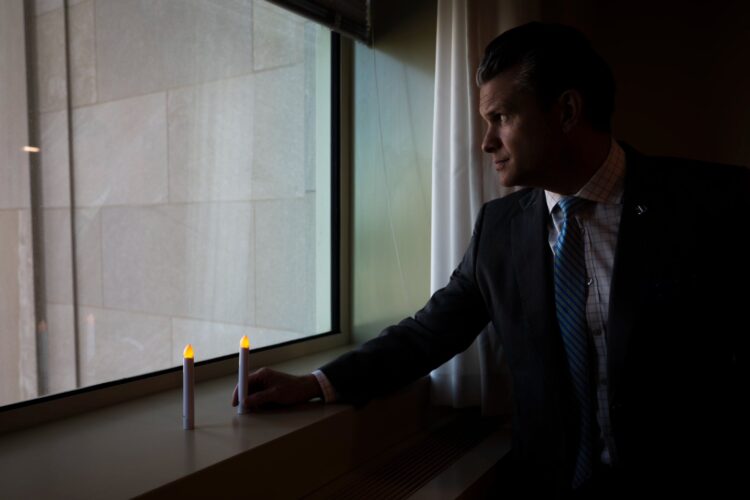 وزير الدفاع الأمريكي يوجه تحذيراً شديد اللهجة لإيران بشأن دعم الحوثيين 2025