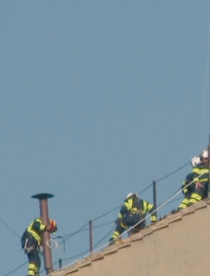 الدخان الأبيض قريبًا؟ الفاتيكان يركب المدخنة استعدادًا لانتخاب البابا 1 الدخان الأبيض قريبًا؟ الفاتيكان يركب المدخنة استعدادًا لانتخاب البابا 2025