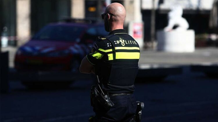 إصابة رجل في هجوم بسكين بمحطة أمستردام المركزية واعتقال المشتبه به 1 إصابة رجل في هجوم بسكين بمحطة أمستردام المركزية واعتقال المشتبه به 2025