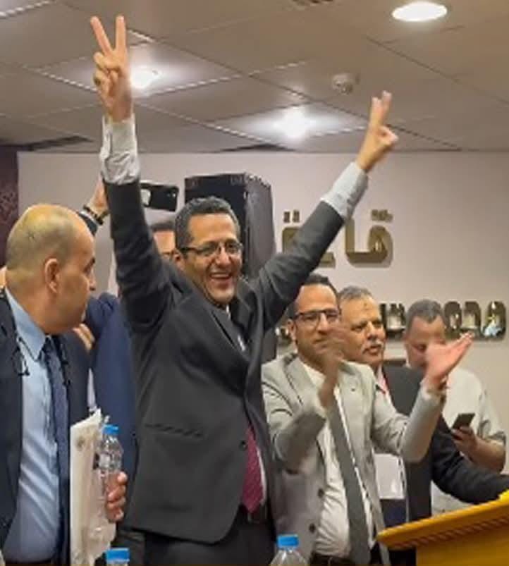 اليسارى المعارض "البلشي" نقيبا للصحفيين المصريين بحصوله على 3346 صوتا.. و"سلامة" مرشح الحكومة يحصد 2562 صوتا 1 اليسارى المعارض "البلشي" نقيبا للصحفيين المصريين بحصوله على 3346 صوتا.. و"سلامة" مرشح الحكومة يحصد 2562 صوتا 2025