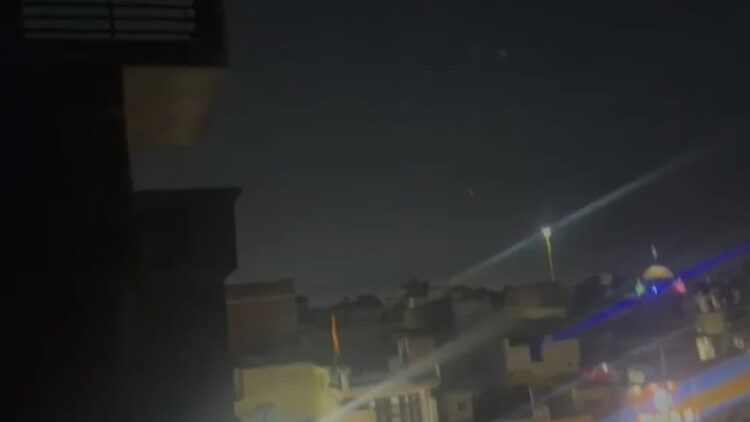 باكستان تستخدم مسيرات تركية في هجوم واسع على الهند وانقطاع الكهرباء في جامو وكشمير "فيديو" 1 باكستان تستخدم مسيرات تركية في هجوم واسع على الهند وانقطاع الكهرباء في جامو وكشمير "فيديو" 2025