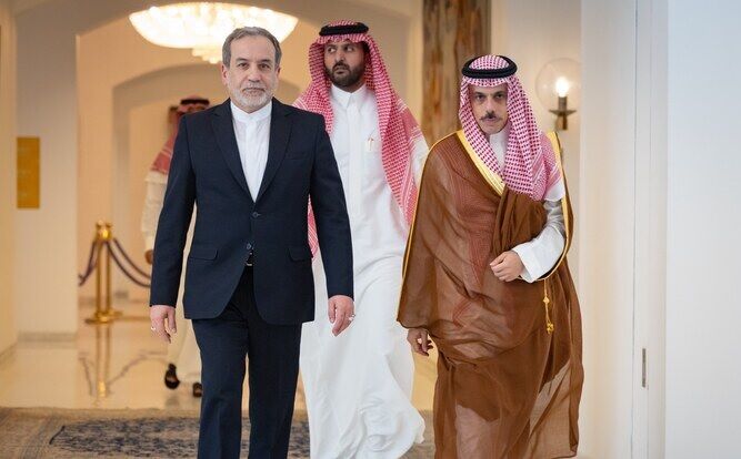 عراقجي في السعودية: زيارة تسبق مفاوضات إيرانية أمريكية بعُمان 1 عراقجي في السعودية: زيارة تسبق مفاوضات إيرانية أمريكية بعُمان 2025