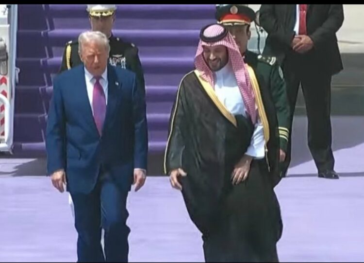 محمد بن سلمان يستقبل ترامب بالقهوة السعودية لظى وصوله الرياض "فيديو" 1 محمد بن سلمان يستقبل ترامب بالقهوة السعودية لظى وصوله الرياض "فيديو" 2025