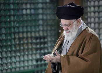 خامنئي يراهن على ترامب: موقف مفاجئ للحرس الثوري من مفاوضات النووي 2025