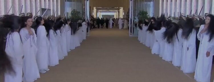 فتيات إماراتيات يقدمن رقصة خليجية في استقبال ترامب بأبوظبي "فيديو" 1 فتيات إماراتيات يقدمن رقصة خليجية في استقبال ترامب بأبوظبي "فيديو" 2025