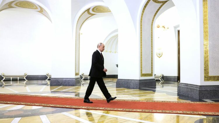 بوتين يرفض لقاء زيلينسكي في إسطنبول: رسائل مبطنة وتحركات محسوبة 1 بوتين يرفض لقاء زيلينسكي في إسطنبول: رسائل مبطنة وتحركات محسوبة 2025