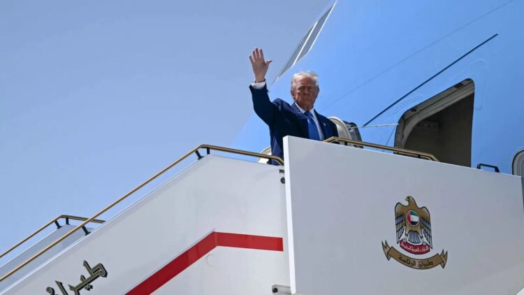 ترامب يغادر أبوظبي مختتماً جولته الخليجية بعد جمع 4 تريليونات دولار 1 ترامب يغادر أبوظبي مختتماً جولته الخليجية بعد جمع 4 تريليونات دولار 2025