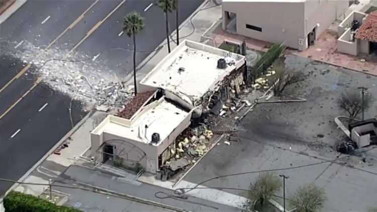 انفجار سيارة في كاليفورنيا يوقع قتيلاً وأربعة جرحى.. وFBI: "عمل إرهابي متعمد" 2025