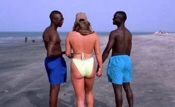 المال مقابل الجنس: نزوات جدّات بريطانيا مع شباب بانجول تشعل غضب غامبيا 2025