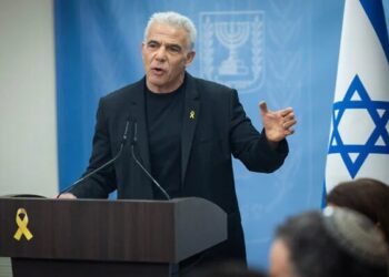 لابيد: إسرائيل تغرق في مستنقع غزة ويجب تسليمها لمصر 2025