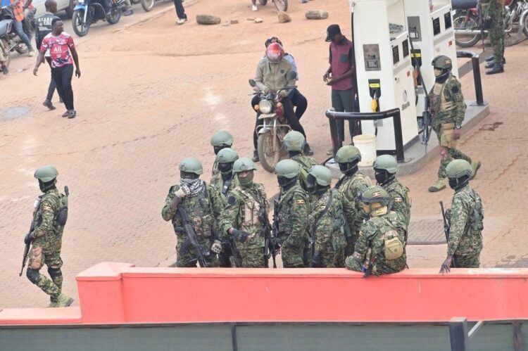 انتشار عسكري كثيف حول مقر المعارضة الأوغندية قبيل فعالية سياسية 2025