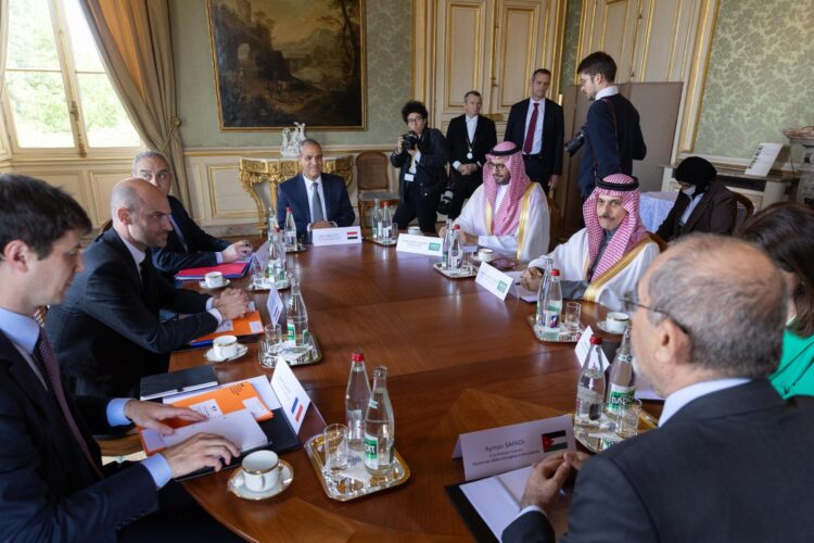 بيان مشترك من مصر والسعودية والأردن عقب لقاء مع وزير خارجية فرنسا لبحث تطورات غزة 1 بيان مشترك من مصر والسعودية والأردن عقب لقاء مع وزير خارجية فرنسا لبحث تطورات غزة 2025