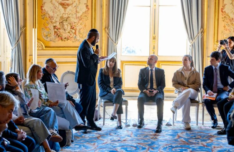 فرنسا تطالب بنزع سلاح حماس بعد لقاء عائلات المحتجزين الإسرائيليين 1 فرنسا تطالب بنزع سلاح حماس بعد لقاء عائلات المحتجزين الإسرائيليين 2025