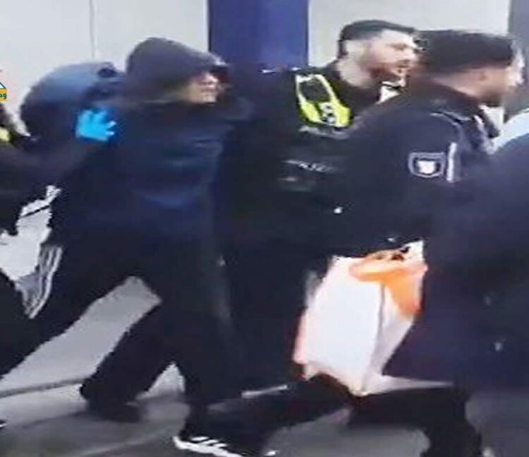 إصابة 12 شخصا في هجوم بسكين بمحطة للقطارات بمدينة هامبورج الألمانية.. واعتقال المشتبه فيها 1 إصابة 12 شخصا في هجوم بسكين بمحطة للقطارات بمدينة هامبورج الألمانية.. واعتقال المشتبه فيها 2025