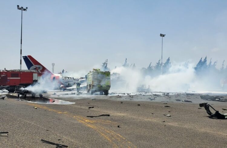 إسرائيل تدمر آخر طائرة حوثية بمطار صنعاء وتلوّح بحصار شامل على اليمن 2025