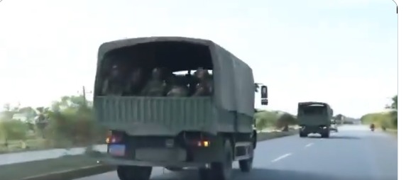 كمبوديا تعزز قواتها نحو الحدود مع تايلاند بعد مقتل جندي في اشتباك مسلح "فيديو" 1 كمبوديا تعزز قواتها نحو الحدود مع تايلاند بعد مقتل جندي في اشتباك مسلح "فيديو" 2025