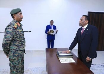 البرهان يلتقي كامل الطيب إدريس عقب أدائه القسم رئيساً للوزراء 2025