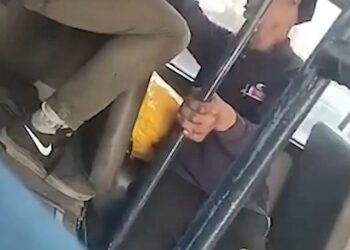 فضيحة على مرأى الجميع: شابان يتعاطيان المخدرات في حافلة نقل عام بمصر! 2025