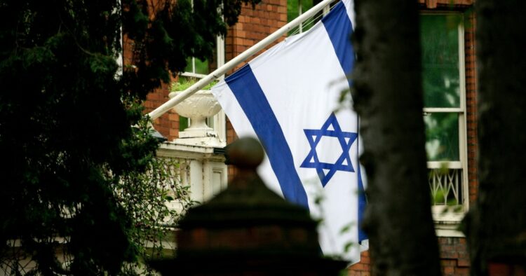 ناشط هندي يوثّق لحظة إنزاله العلم الإسرائيلي خلال مسابقة ملكة جمال العالم دعماً لفلسطين 1 ناشط هندي يوثّق لحظة إنزاله العلم الإسرائيلي خلال مسابقة ملكة جمال العالم دعماً لفلسطين 2025