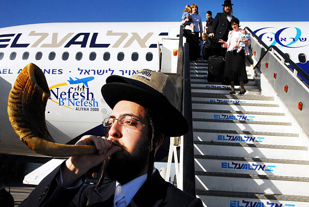 مطار بن غوريون: رمز الأمان المزعوم في إسرائيل ومسرح الأكاذيب الكبرى 1 Tel Aviv, Israel - July 22, 2008: New Jewish immigrants making Aliyah in Ben Gurion Airport. It's the immigration of Jews to the Land of Israel since the Babylonian exile.