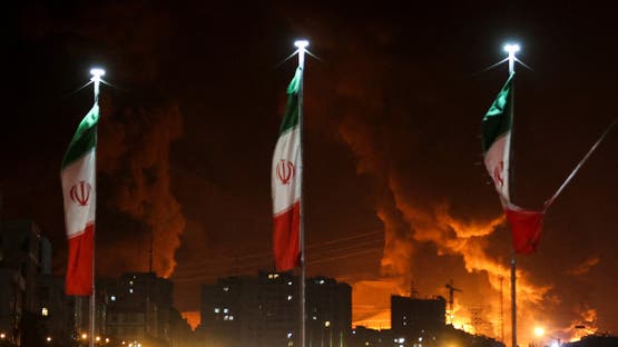 النيران تملأ سماء ايران نتيجة هجوم إسرائيلي على مستودع نفط شاران في طهران 1 النيران تملأ سماء ايران نتيجة هجوم إسرائيلي على مستودع نفط شاران في طهران 2025