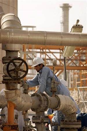 النفط يتراجع دون 70 دولارًا للبرميل مع ترقب محادثات أمريكا وإيران 2 النفط يتراجع دون 70 دولارًا للبرميل مع ترقب محادثات أمريكا وإيران 2025