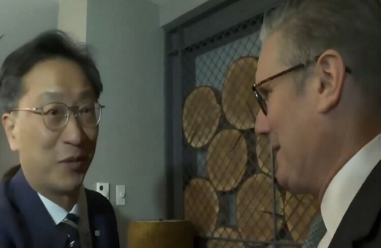 كارثة دبلوماسية…ستارمر يصافح مترجما ظنا منه أنه رئيس كوريا الجنوبية 1 كارثة دبلوماسية…ستارمر يصافح مترجما ظنا منه أنه رئيس كوريا الجنوبية 2025