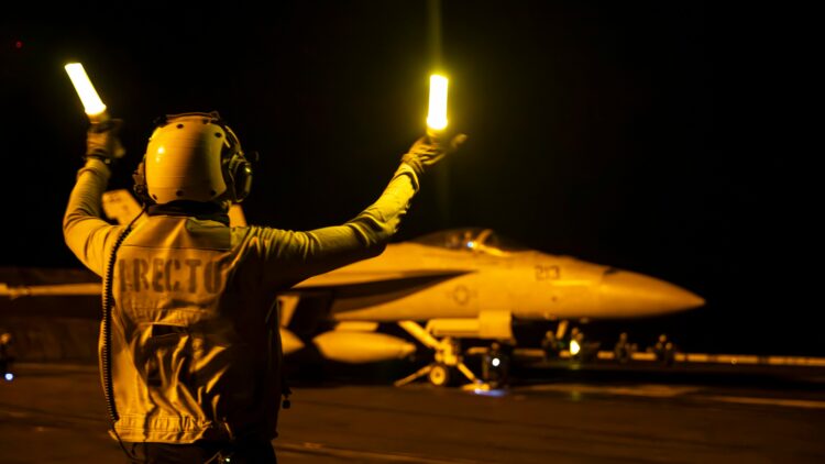 هل تجر أمريكا إلى حرب مع إيران؟ التطورات الجديدة والسيناريوهات المحتملة 1 هل تجر أمريكا إلى حرب مع إيران؟ التطورات الجديدة والسيناريوهات المحتملة 2025