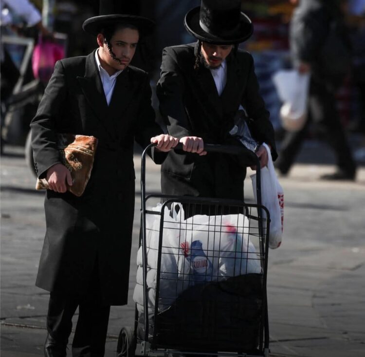 حرب إيران وإسرائيل تشتعل: الإسرائيليون يهرعون للمتاجر.. والاقتصاد يدخل "مرحلة الطوارئ" 1 حرب إيران وإسرائيل تشتعل: الإسرائيليون يهرعون للمتاجر.. والاقتصاد يدخل "مرحلة الطوارئ" 2025