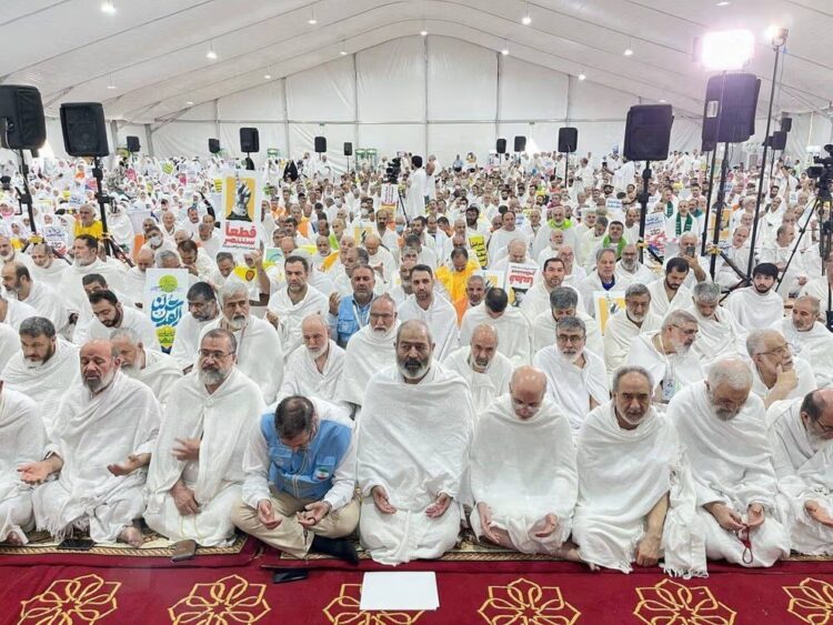 "الموت لأمريكا وإسرائيل" شعارات حجاج إيران تسيطر على مراسم "البراءة" في عرفات 2025