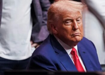 قرار ترامب حظر السفر الأمريكي على 12 دولة يدخل حيّز التنفيذ الاثنين وسط إدانات دولية 2025