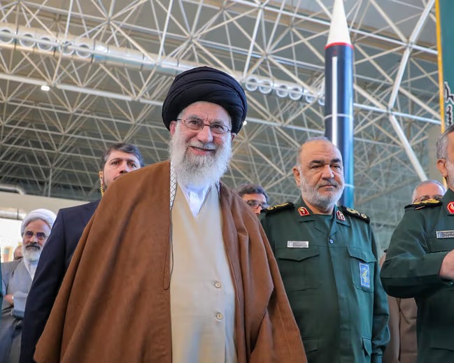 صحيفة إيرانية: صواريخ الحرس الثوري تستعد لضرب منشآت إسرائيل النووية والأمر بيد خامنئي 1 صحيفة إيرانية: صواريخ الحرس الثوري تستعد لضرب منشآت إسرائيل النووية والأمر بيد خامنئي 2025