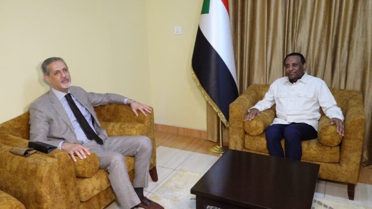 رئيس الوزراء السوداني وسفير مصر بالخرطوم يبحثان تعزيز العلاقات الثنائية وملف إعادة الإعمار 2025