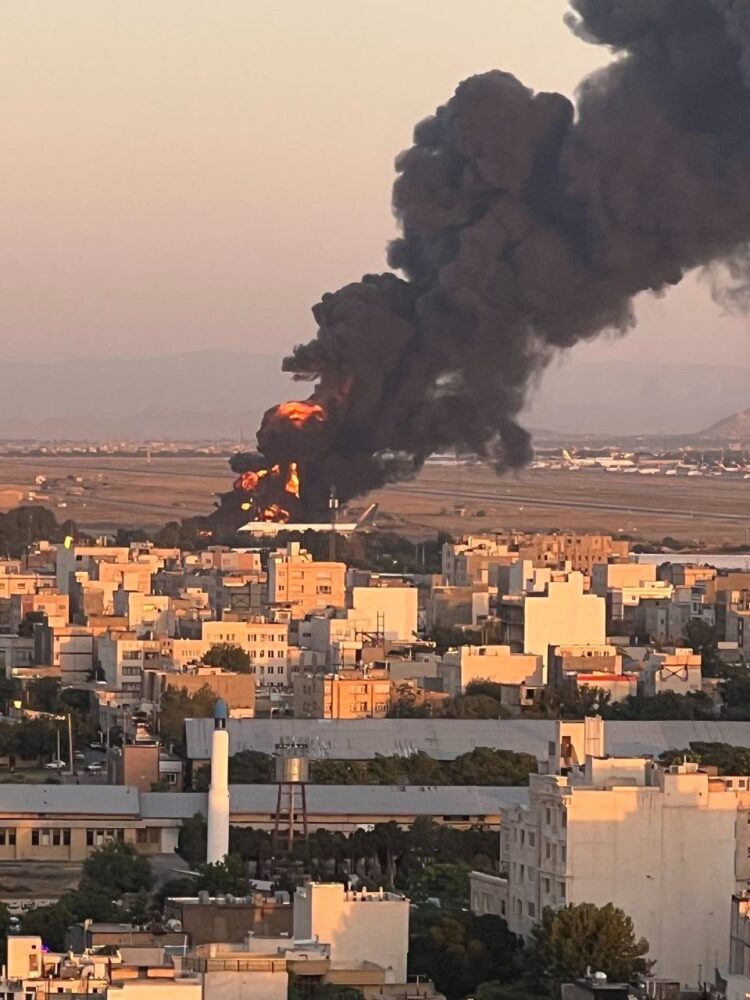 على بُعد 2300 كم من تل أبيب.. غارة إسرائيلية تستهدف مطار مشهد شرقي إيران 1 على بُعد 2300 كم من تل أبيب.. غارة إسرائيلية تستهدف مطار مشهد شرقي إيران 2025