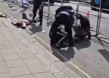 اشتباكات بين مؤيدين ومعارضين لإيران قرب سفارة طهران بلندن 2025