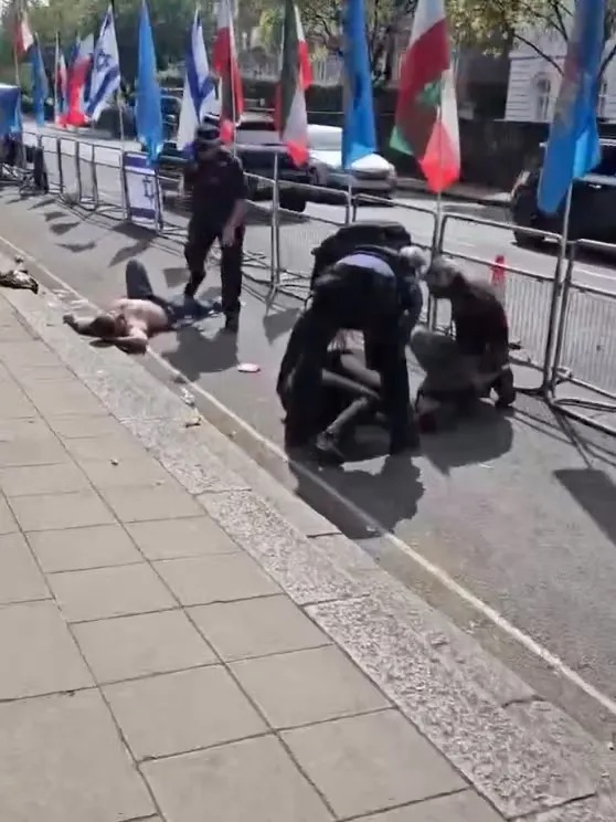 اشتباكات بين مؤيدين ومعارضين لإيران قرب سفارة طهران بلندن 1 اشتباكات بين مؤيدين ومعارضين لإيران قرب سفارة طهران بلندن 2025