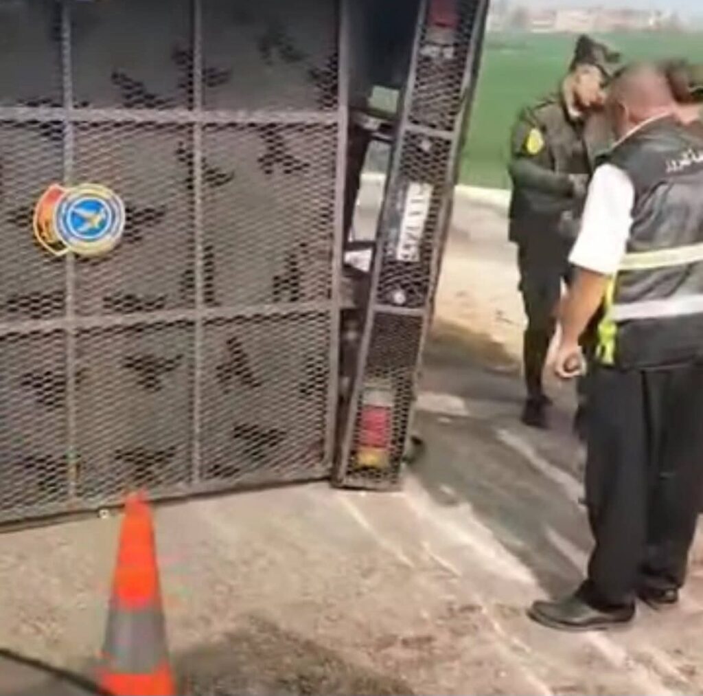 مصر: انقلاب سيارة أمن مركزي على الطريق الإقليمي بالمنوفية "صور" 4 مصر: انقلاب سيارة أمن مركزي على الطريق الإقليمي بالمنوفية "صور" 2025