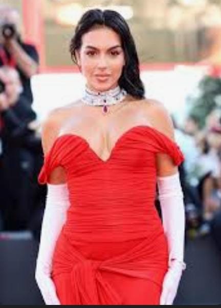 جورجينا رودريجيز: نهاية عهد "أنا جورجينا" ولحظات عائلية تتصدر المشهد 1 جورجينا رودريجيز: نهاية عهد "أنا جورجينا" ولحظات عائلية تتصدر المشهد 2025