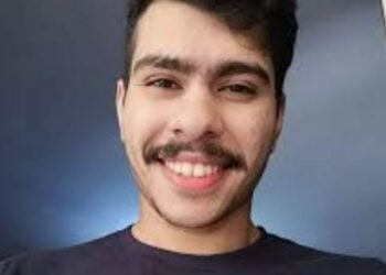 "مفاجأة الأب لاحمد رمزي: 'مش ابني!'.. وصدمة الجمهور في 'معكم'" 2025