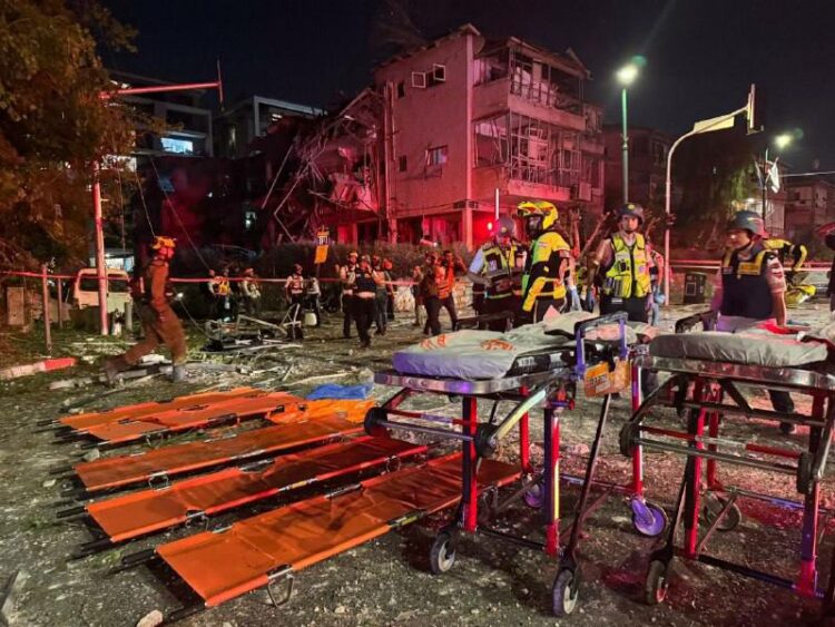 دمار هائل تل أبيب جراء الصواريخ الإيرانية "فيديو" 1 دمار هائل تل أبيب جراء الصواريخ الإيرانية "فيديو" 2025