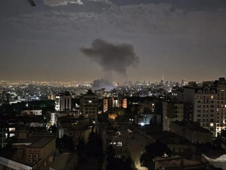 الجيش الإسرائيلي يقول إنه هاجم قواعد إيرانية لإنتاج أجهزة الطرد المركزي والصواريخ 1 الجيش الإسرائيلي يقول إنه هاجم قواعد إيرانية لإنتاج أجهزة الطرد المركزي والصواريخ 2025