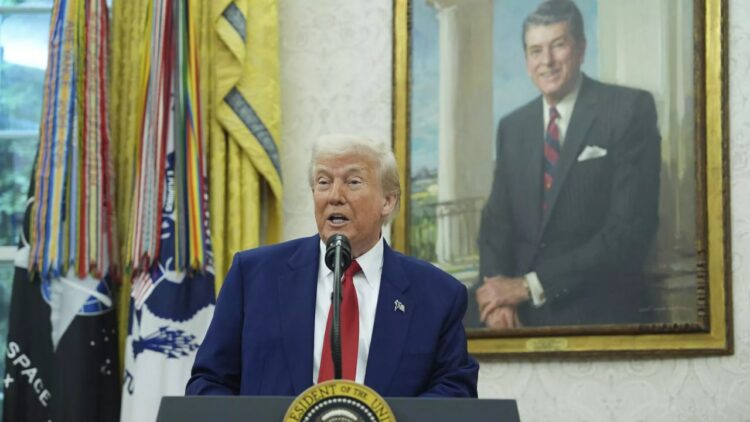 ترامب يلوّح بسقوط الجمهورية الإسلامية ويؤكد استعداد واشنطن لمرحلة ما بعد خامنئي 2025