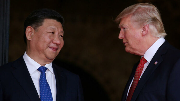 90 دقيقة مصيرية.. مكالمة ترامب وشي تهز أسواق العالم وتعيد الأمل في تجارة بقيمة 600 مليار دولار 1 FILE PHOTO: U.S. President Donald Trump welcomes Chinese President Xi Jinping at Mar-a-Lago state in Palm Beach, Florida, U.S., April 6, 2017. REUTERS/Carlos Barria/File Photo TPX IMAGES OF THE DAY