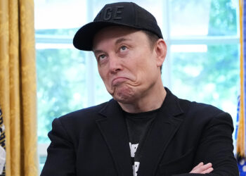 ترامب يصف إيلون ماسك بـ"المجنون" ويهدده بإلغاء عقود بـ21 مليار دولار: تصعيد يهز وول ستريت ويشعل السياسة الأميركية 2025