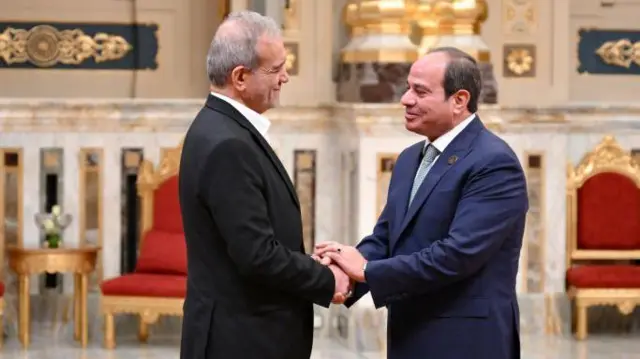 القاهرة تلوّح بالعقوبات وتصافح الخصوم.. أحمد الشرع ضحية التقارب مع طهران! 1 القاهرة تلوّح بالعقوبات وتصافح الخصوم.. أحمد الشرع ضحية التقارب مع طهران! 2025