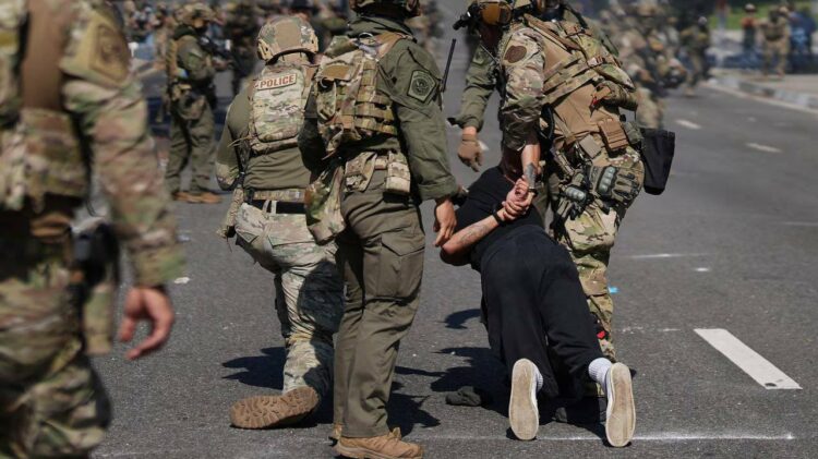 الشارع الأمريكي يشتعل: ترامب يرد بالقوة على احتجاجات المهاجرين في لوس أنجلوس 1 الشارع الأمريكي يشتعل: ترامب يرد بالقوة على احتجاجات المهاجرين في لوس أنجلوس 2025