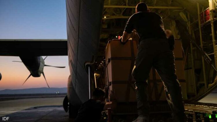 بالصور / إسرائيل تسقط "عبوات فارغة " فى المساعدات الإنسانية على غزة 2025