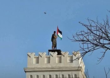ليبيا: اقتحام السفارة المصرية في طرابلس ورفع العلم الفلسطيني فوق المبنى 2025