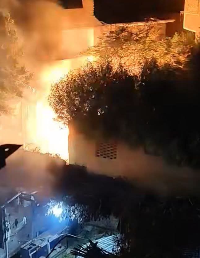 ذعر في أبو النمرس بعد اندلاع حريق في محول كهرباء وسط الأحياء السكنية 1 ذعر في أبو النمرس بعد اندلاع حريق في محول كهرباء وسط الأحياء السكنية 2025