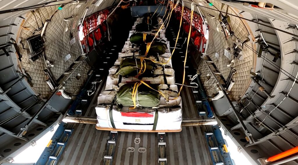 طائرات مصرية تُحلق فوق غزة.. ورسالة إنسانية للفلسطينيين 4 طائرات مصرية تُحلق فوق غزة.. ورسالة إنسانية للفلسطينيين 2025